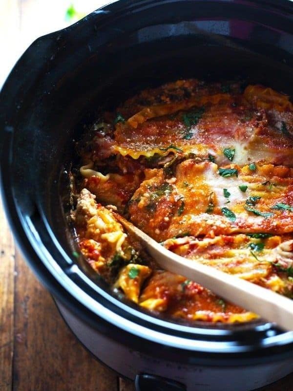 Super Easy Skinny Veggie Crockpot Lasagna - a handful of simple ingredients for a healthy family dinner. | https://sante-ici.today